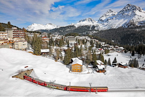 LES TRAINS SUISSES dans les magiques décors de l'hiver