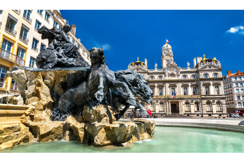 Autour de Lyon.. Les pierres Dorées, le parc des oiseaux, le Palais idéal