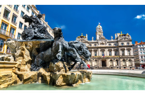 Autour de Lyon.. Les pierres Doréees, le parc des oiseaux, le Palais idéal