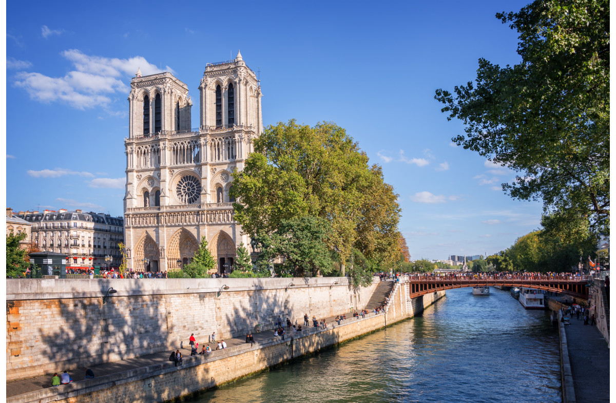 Sous Le Soleil de Paris, Notre Dame et Les Grandes Eaux de Versailles